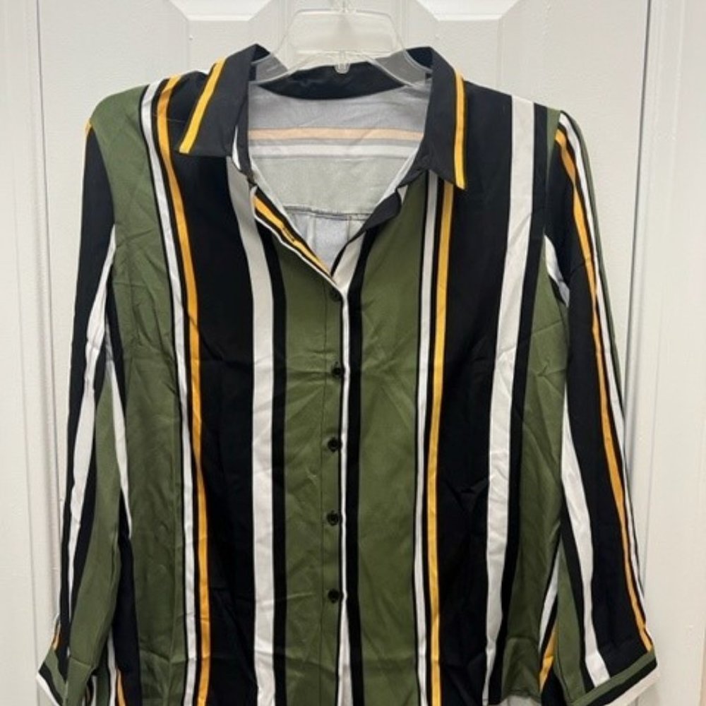 Comfy, striped button down shirt Size L